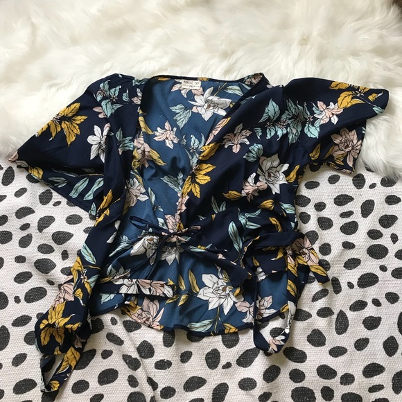 💫✨Midnight Sky Floral Wrapped Top✨💫 size: Large - Picture 3 of 4